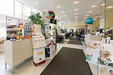 Innenansicht des Fachgeschäfts Heilbehelfe Frühwald mit Gesundheitsprodukten und Beratungstheke